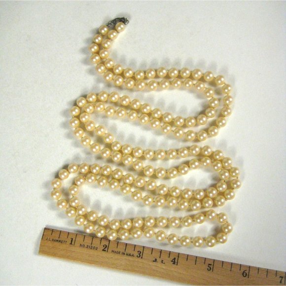 Imitation Pearl Beaded Necklace 56 inch Silvertone Fish Clasp Strand Knotted - Picture 2 of 6